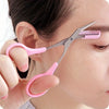 Eine Hand hält ein rosa Edelstahl-Brow-Trimmset mit Kamm in der Nähe eines Auges einer Frau.