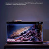 Un aquarium moderne éclairé par une LED, présenté sur une surface en bois sombre.