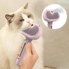 Eine Katze benutzt eine pinke elektrische Bürste und Glätter, um ihr Fell zu pflegen.