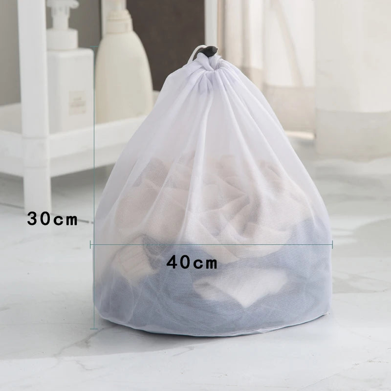 Bolsa de lavandería de malla translúcida llena de ropa, junto a una balanza.