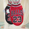 زي كرة سلة أحمر لكلب يحمل كلمة BALLS والرقم 23