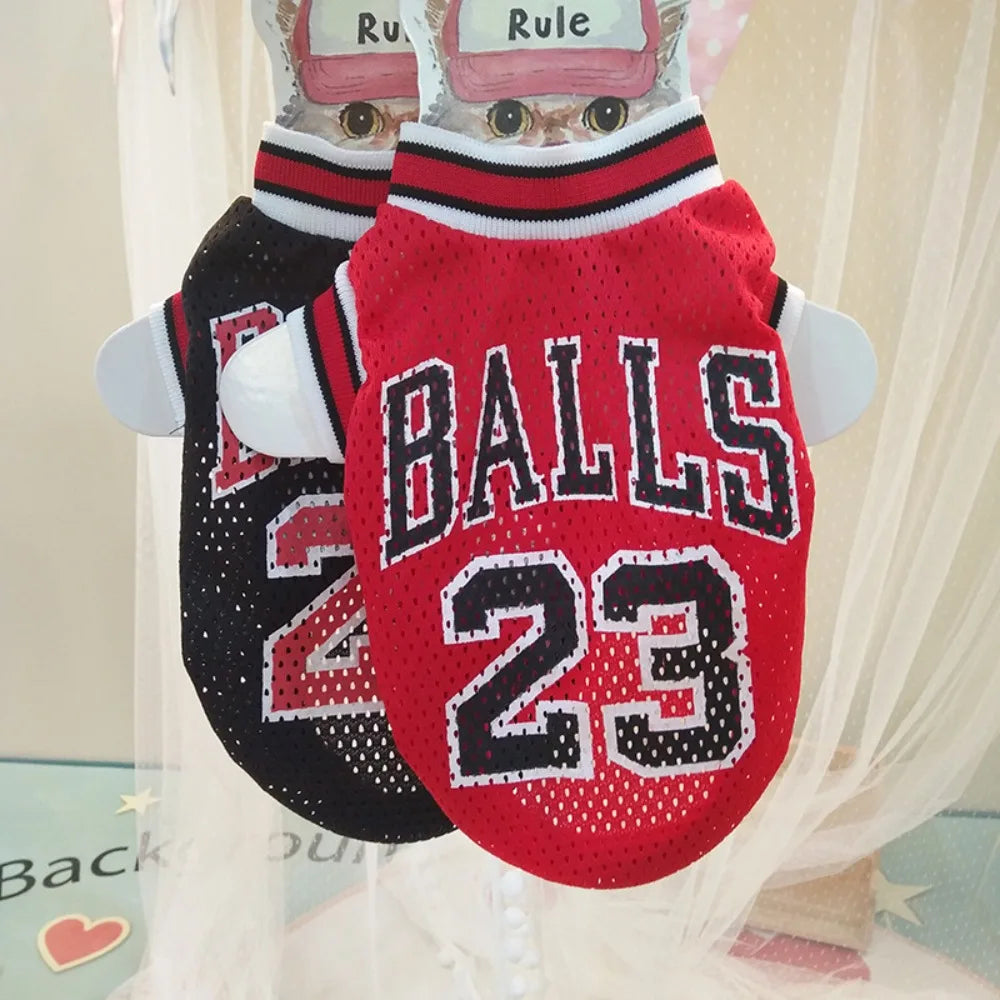زي كرة سلة أحمر لكلب يحمل كلمة BALLS والرقم 23