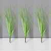 Cinq tiges verticales d'oignon vert vif, décoration de jardin miniature arrangées en rang.