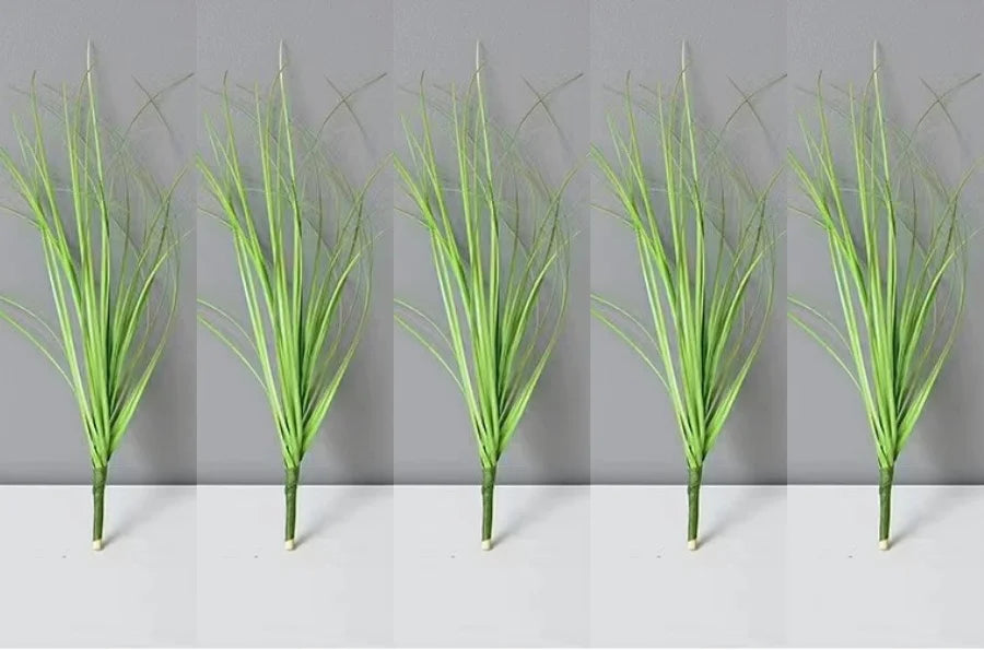 Cinq tiges verticales d'oignon vert vif, décoration de jardin miniature arrangées en rang.