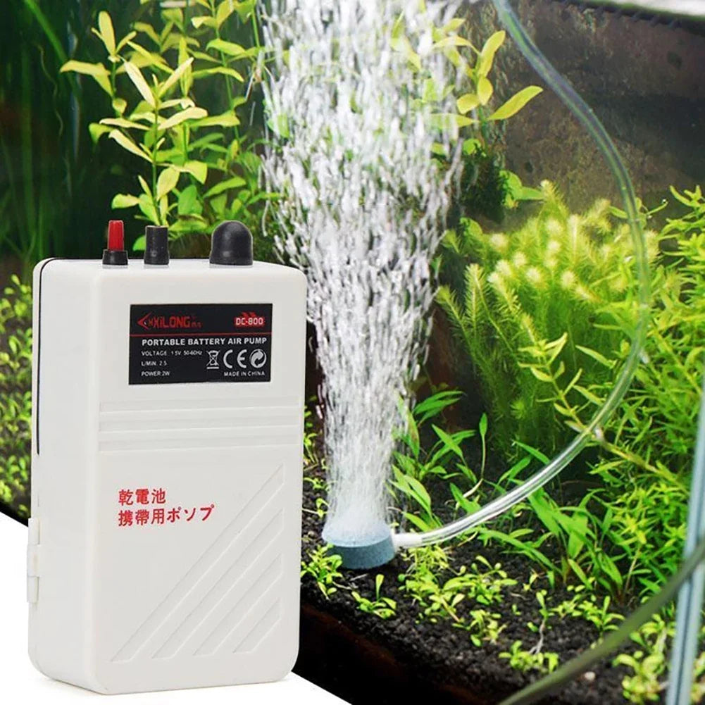 Weißer tragbarer Luftpumpe-Akku betreibt in einem Aquarium einen Wasserstrahl.
