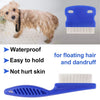 Set de cepillos para peluquería de mascotas azules, incluyendo cepillo para pelo y caspa, junto a un perro.