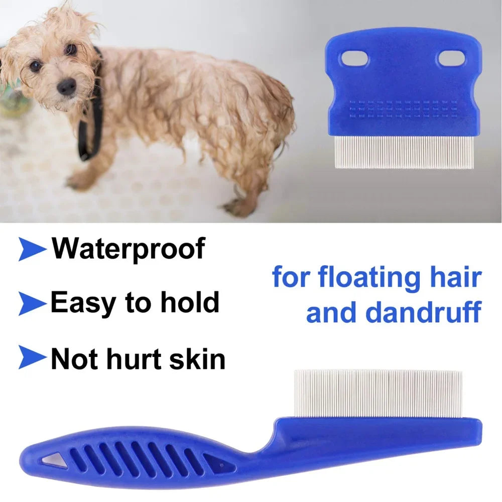Set de cepillos para peluquería de mascotas azules, incluyendo cepillo para pelo y caspa, junto a un perro.