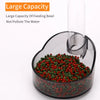 Cuenco de acrílico transparente con tubo para peces pequeños y camarones, lleno de pellets rojos y verdes.