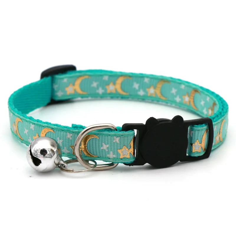 Türkis-Halsband für Haustiere mit Pfotenspuren und schwarzem Katzen-Silhouette-Anhänger mit goldener Sichelmond