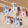 Collection de bouteilles automatiques pour hamsters (nourriture et eau) blanches et roses, disposées sur une surface beige cl