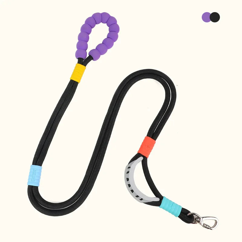 Correa ajustable sin mano para perro negra con asa morada y clip naranja.