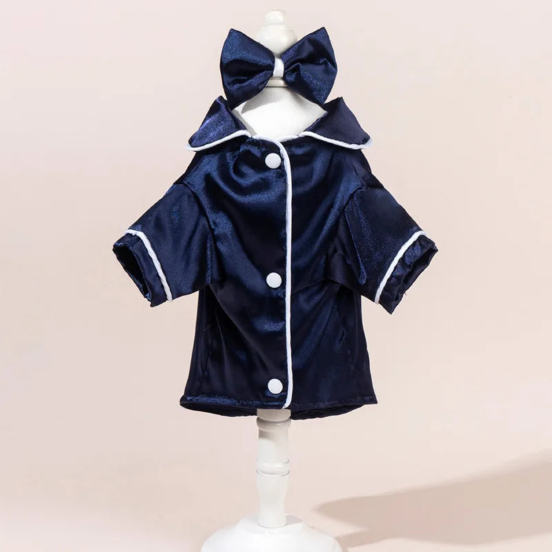 Pijamas de seda azul marino para perro con una diadema de lazo a juego, mostrados en un maniquí blanco.
