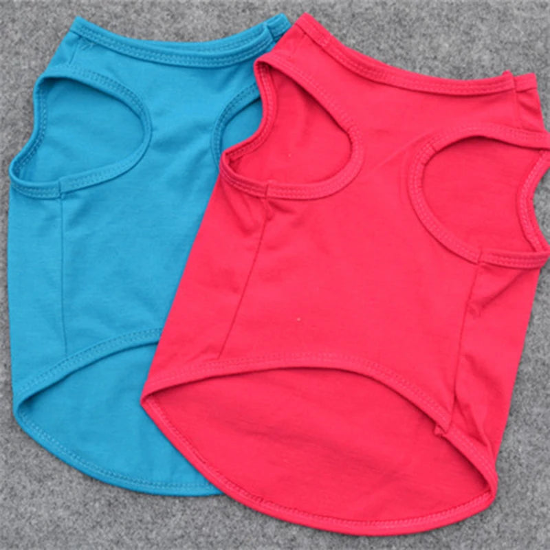 Un chaleco de disfraz de verano rojo brillante para perros y gatos pequeños, junto a uno azul.