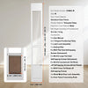 Weißer Aluminium-Hundentorrahmen und -tür mit Glasinsatz, zeigt verschiedene Hardware-Zubehörteile.