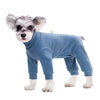 Traje de abrigo de forro polar térmico azul claro con pelaje gris, de pie contra un fondo blanco.