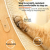 Nahaufnahme eines vertikalen Sisal-Kratzlers mit Holzständer, der die strukturierte Sisaloberfläche und eine Katzenpfote zeig