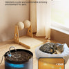 Fontaine à eau automatique pour animaux avec une base sombre et de l'eau claire qui coule, placée près d'un chat.