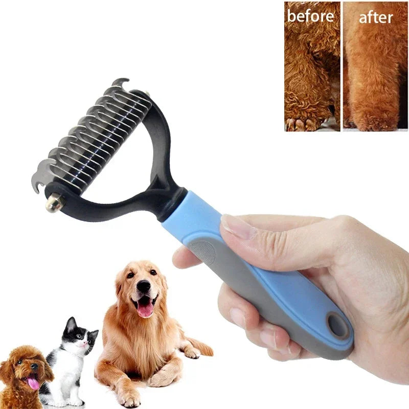 Eine Hand hält eine Edelstahlbürste zum Entfernen von Tierhaaren auf einem Hund.