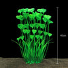 Un touffe de plantes aquatiques artificielles vert vif poussant dans du sable.