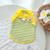 Gelbes Rüschen-Sommer-Pet-West für Hunde mit grün gestreiftem Stoff und lila Blumen-Detail.