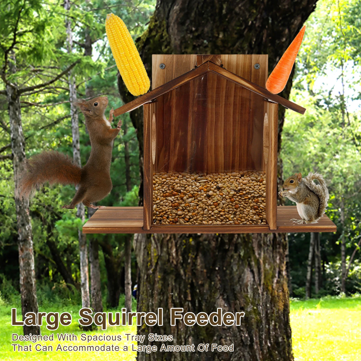 Comedero de ardillas de madera rústica con techo inclinado y bandeja para alimentar ardillas en un entorno de bosque.