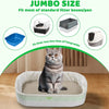 Graue Katze sitzt in einem großen weißen Katzenstreubeutel, der die Jumbo-Größe für Standardboxen demonstriert.