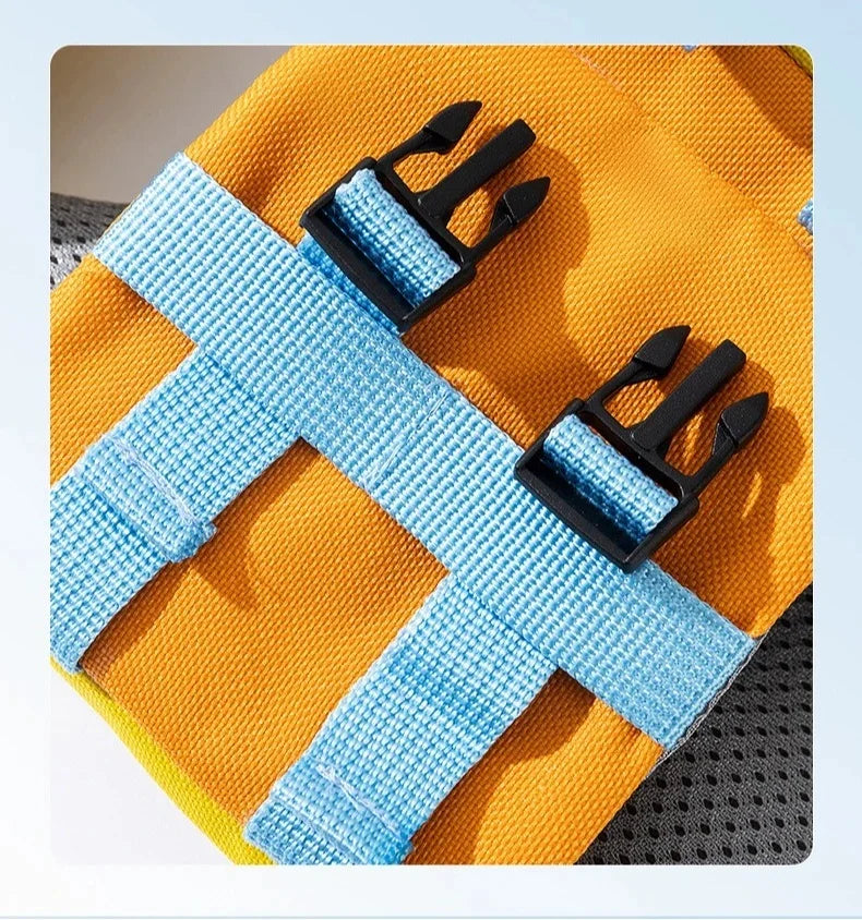 Chaleco salvavidas para mascotas duradero con correa azul claro y clips negros.