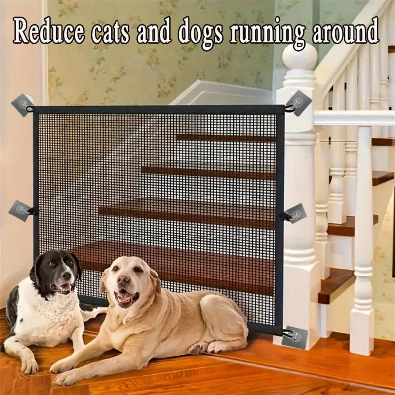 Porte grillagée noire avec lattes de bois installée sur un poteau blanc pour empêcher les chats et chiens de circuler.