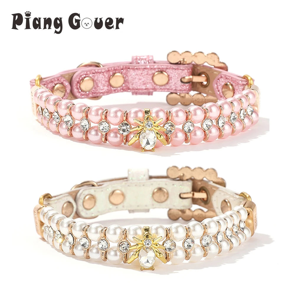 Collier pour chien et chat en perles artificielles roses avec accents dorés.