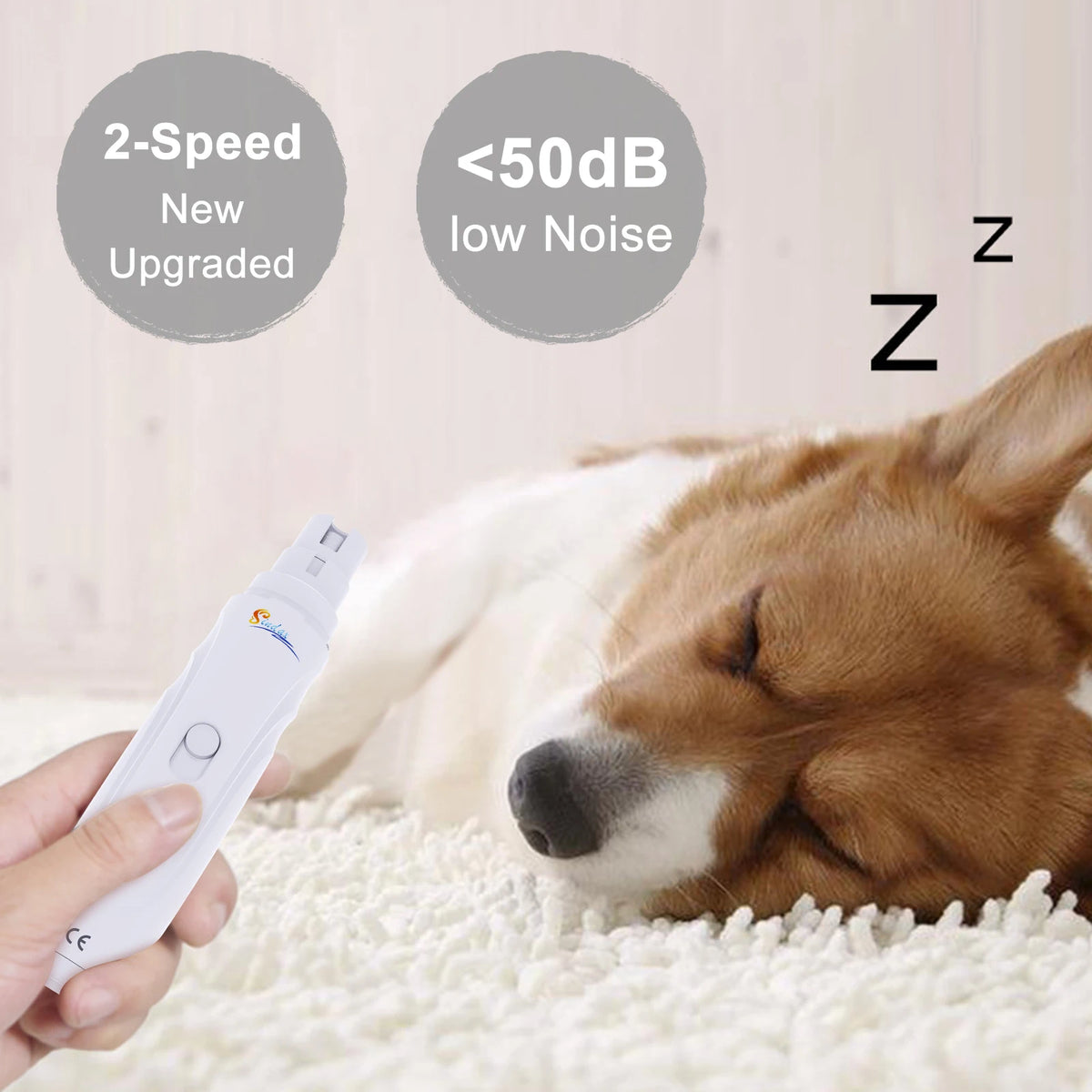 Une main tient un limage à ongles rechargeable USB blanche près d'un chien endormi.