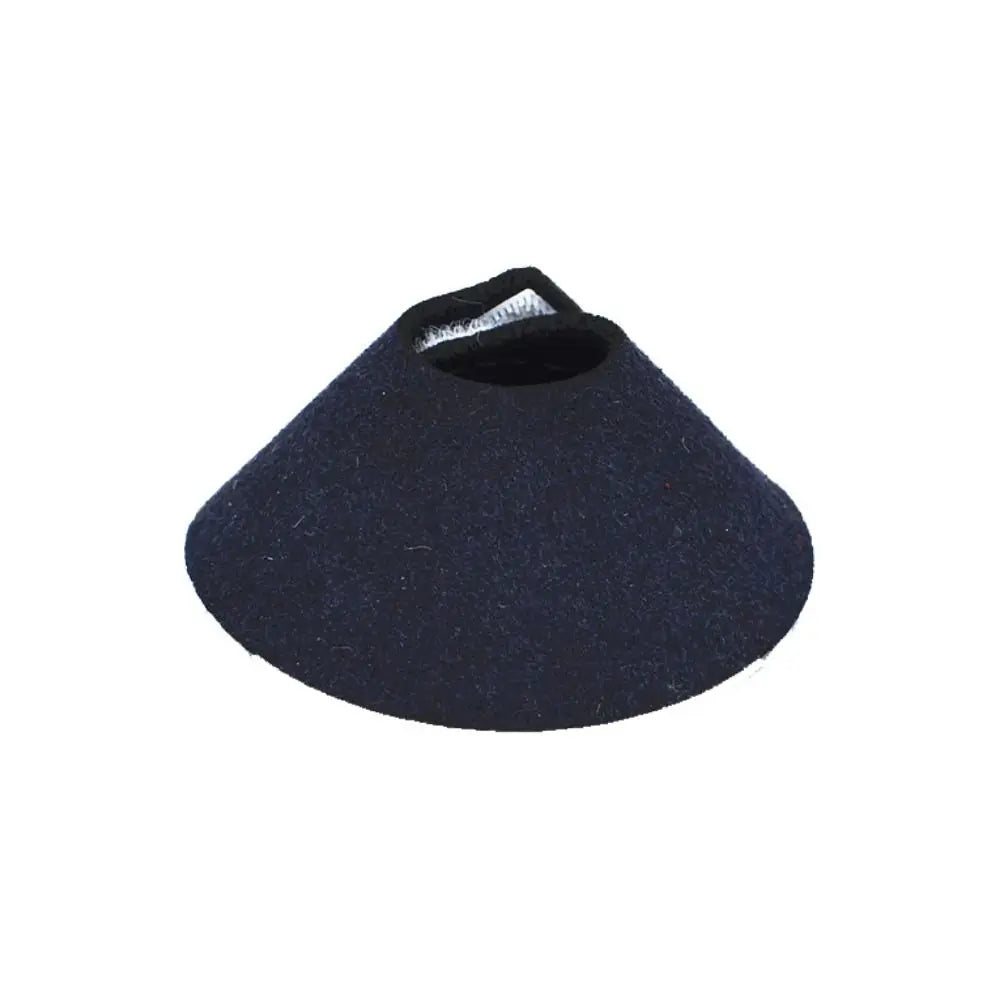 Collar ajustable negro para recuperación de aves con una pequeña abertura en la parte superior.