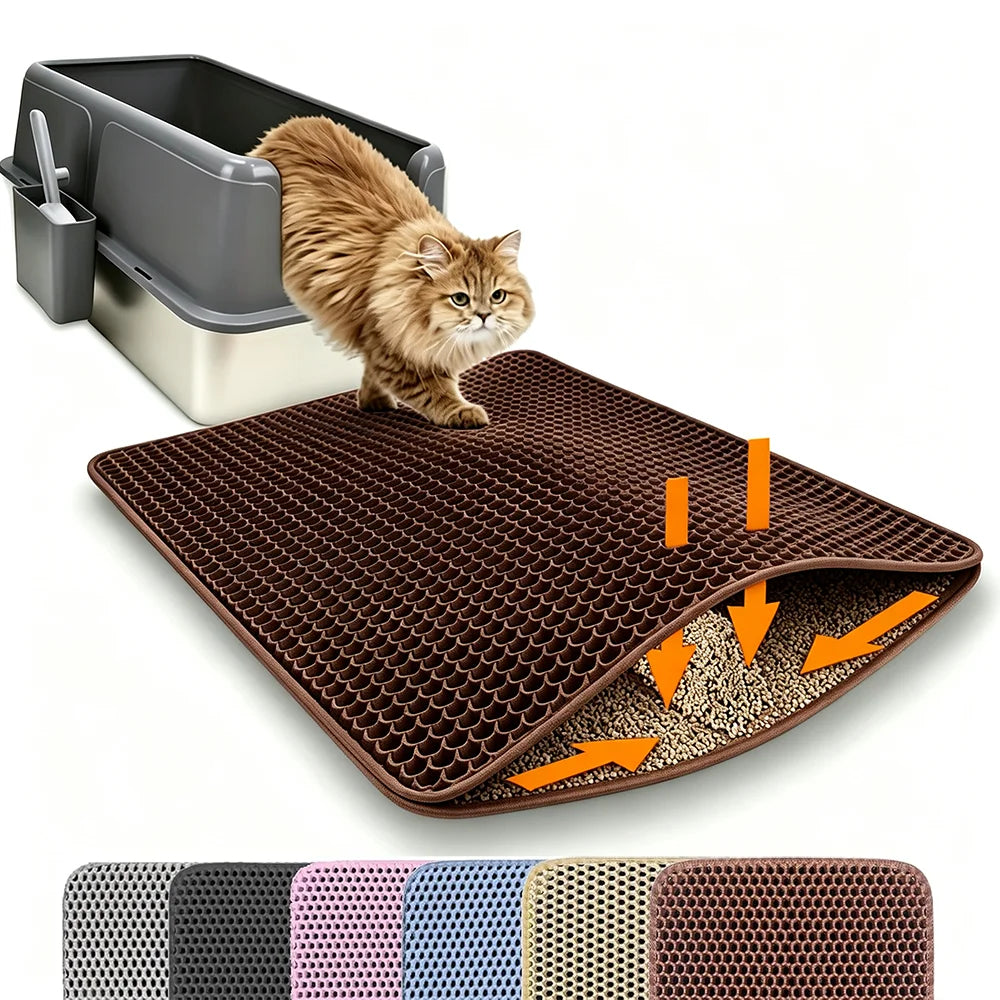 Braune Katzenstreumatte mit einer Katze, die darauf pflegt, neben einer Katzentoilette.