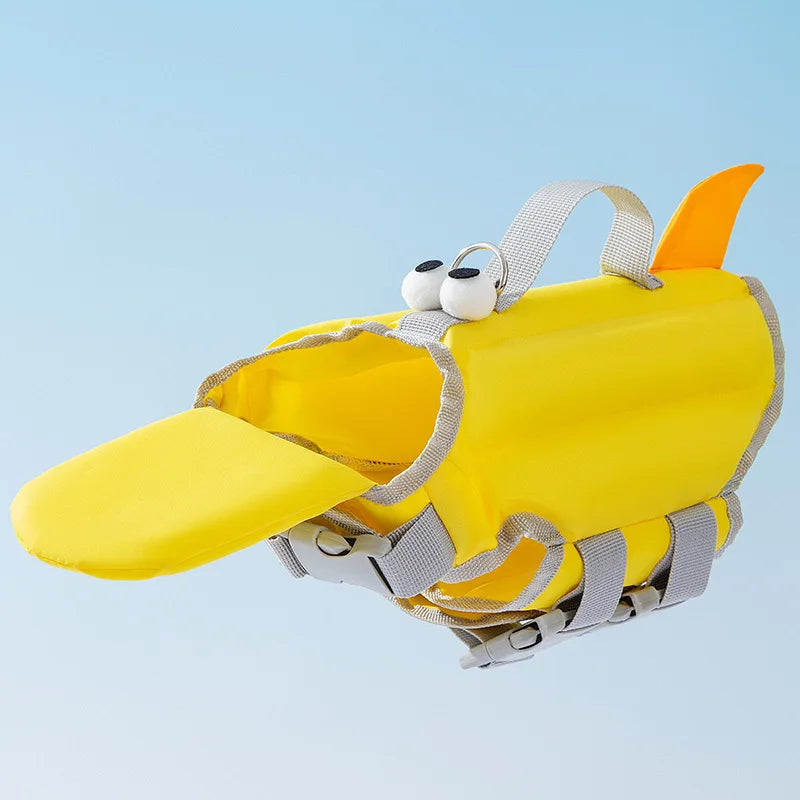 Chaleco salvavidas amarillo brillante para mascotas con correas grises y dispositivos flotantes blancos.