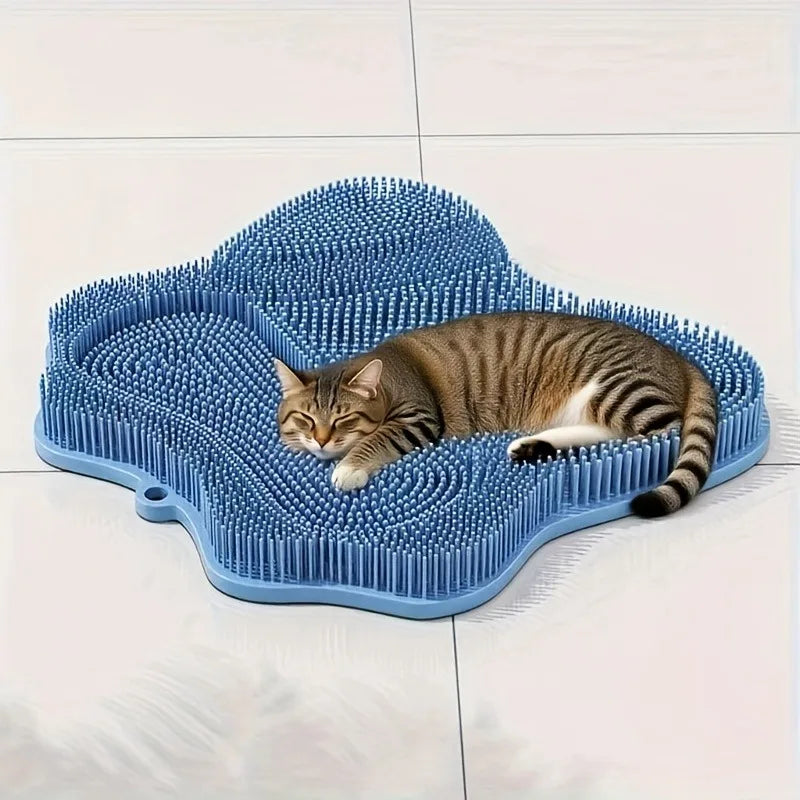 Un gato atigrado relajándose en una estera de silicona azul con cerdas pequeñas y salientes.