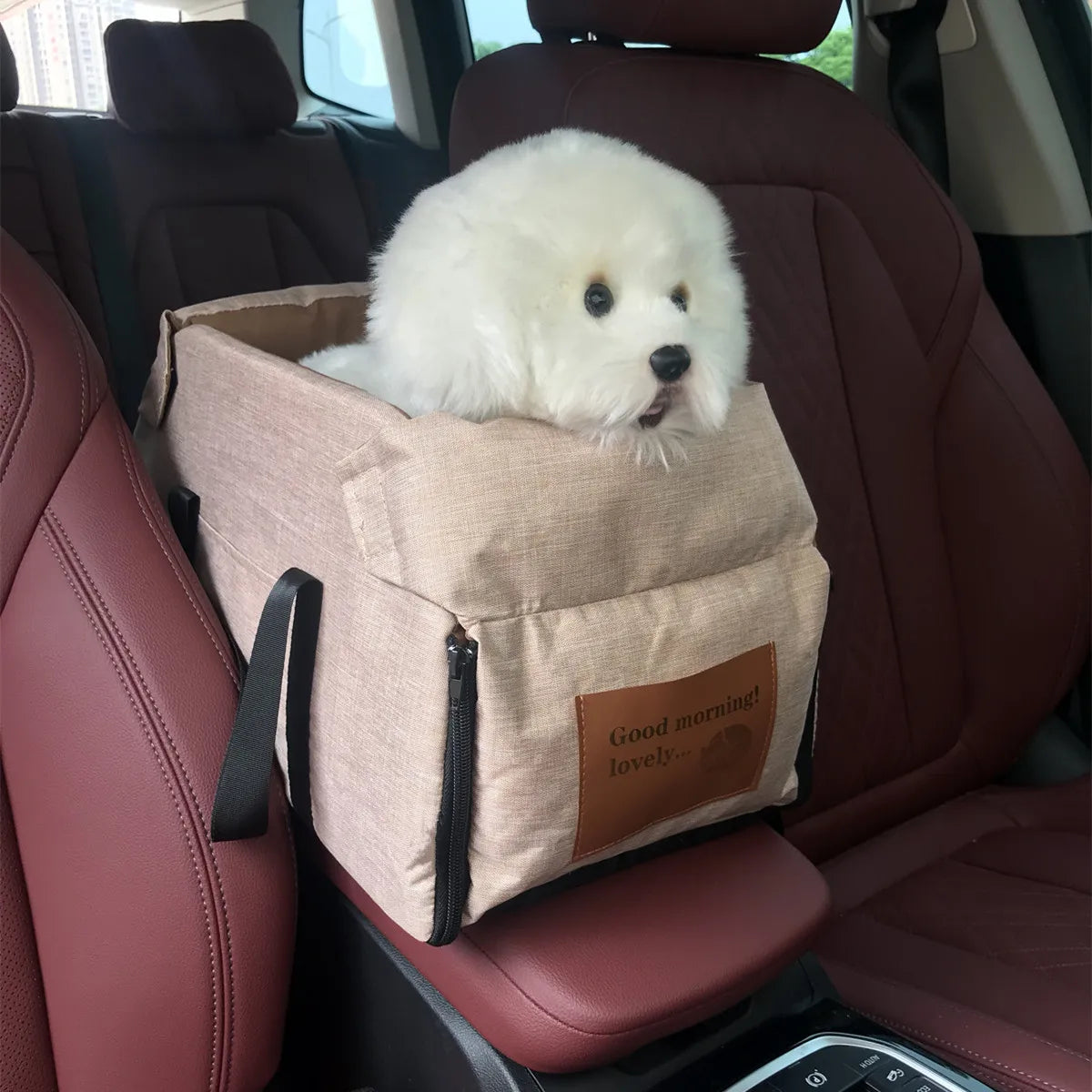 Ein flauschiger weißer Hund ruht in einem beigen Transportbehälter auf dem Sitz eines Autos.