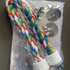 Buntes geflochtenes Aktivspielstäbchen mit weißem Stecker, versiegelt in klarem Plastik.