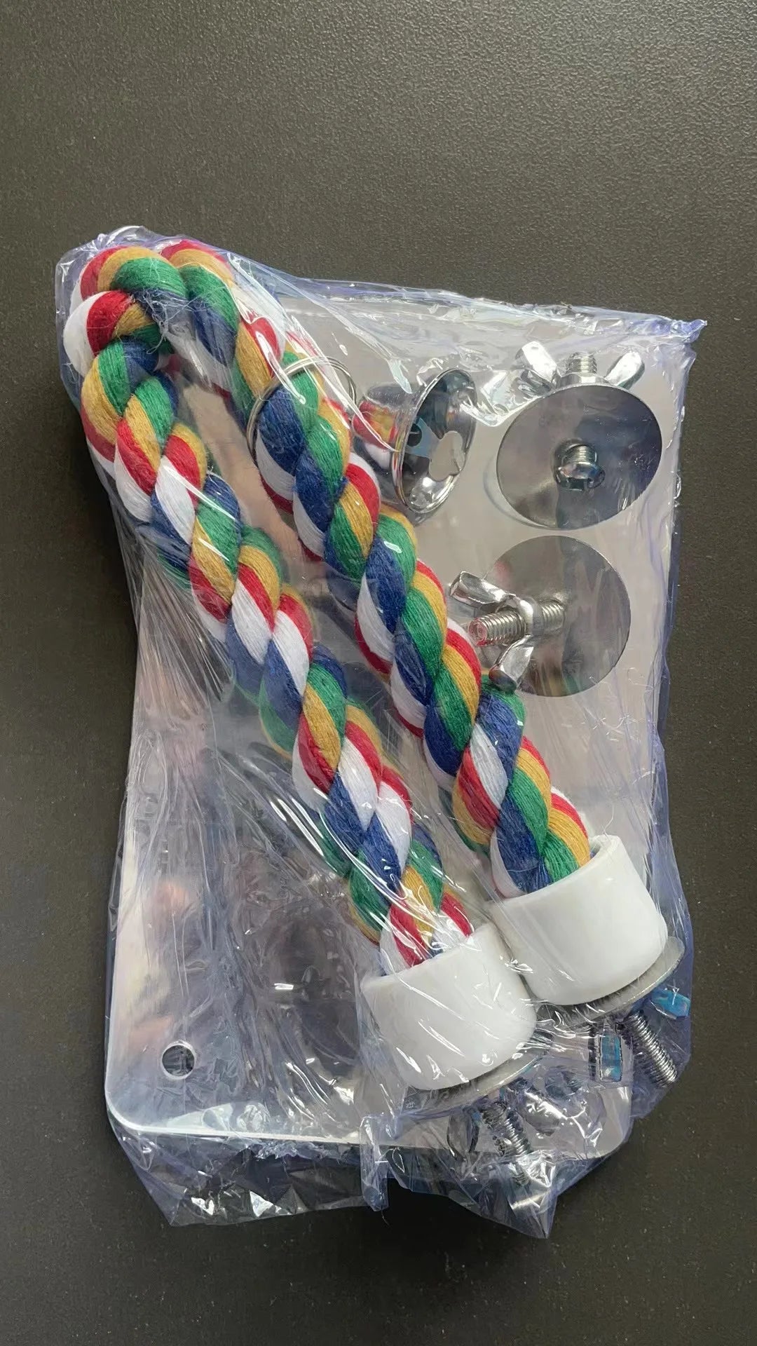 Buntes geflochtenes Aktivspielstäbchen mit weißem Stecker, versiegelt in klarem Plastik.