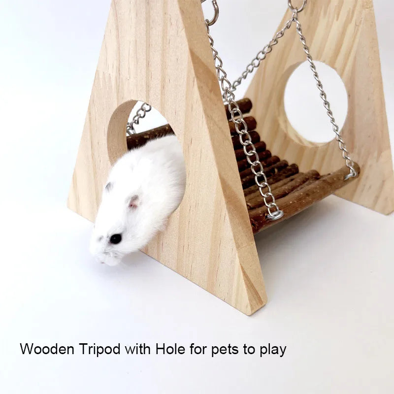 Trípode de madera con agujero para mascotas, mostrando un pequeño hámster blanco dentro.
