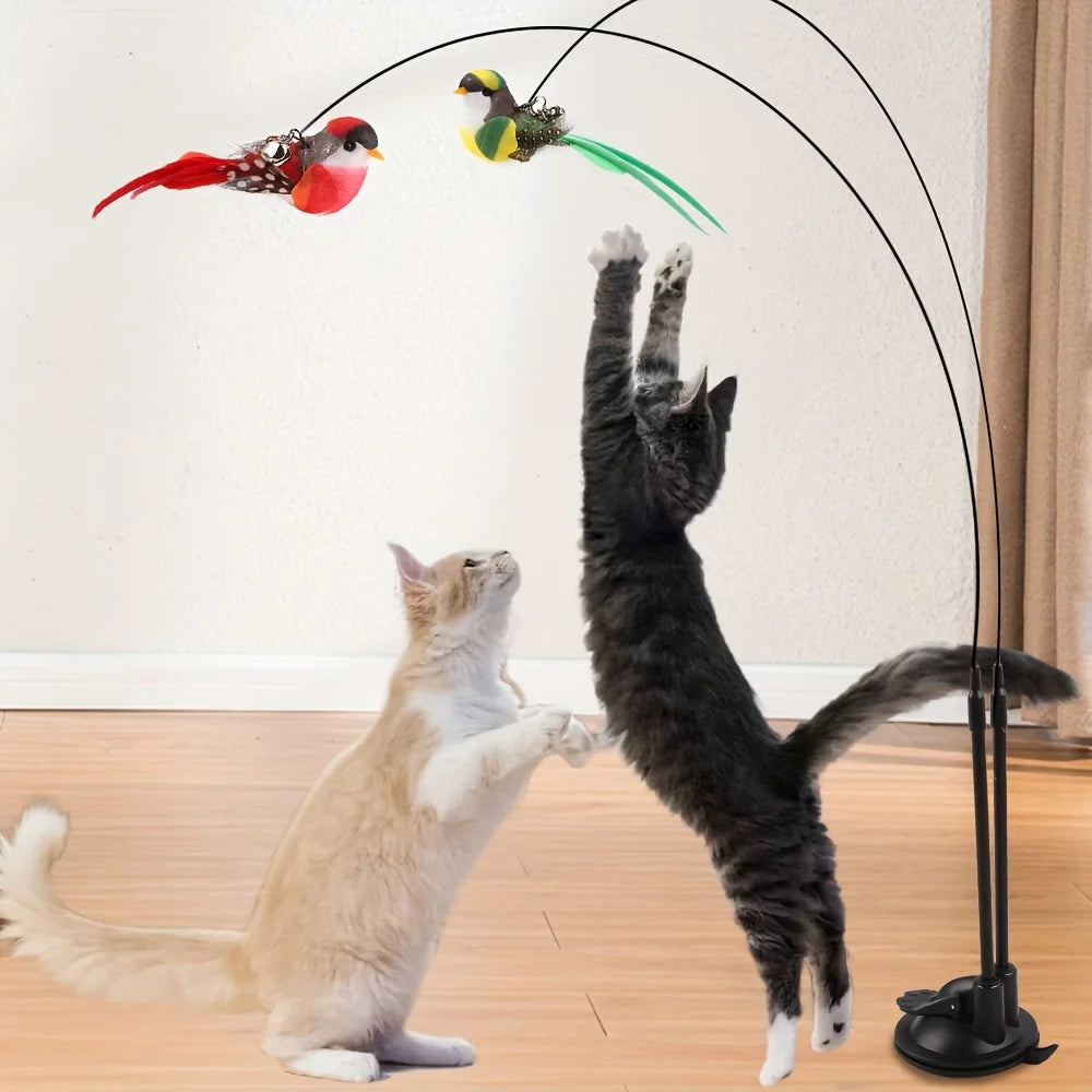 Eine schwarze Katze interagiert mit einem langen Spielstäbchen mit toter-ähnlichen Figuren.