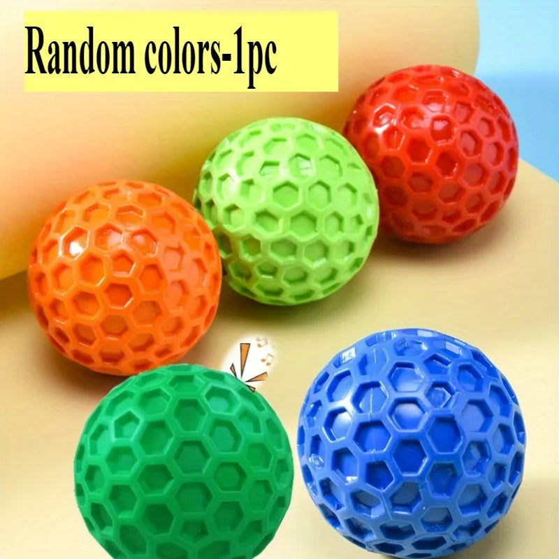 Cinco juguetes masticables hexagonales coloridos para perros, incluyendo naranja, verde, rojo y azul.
