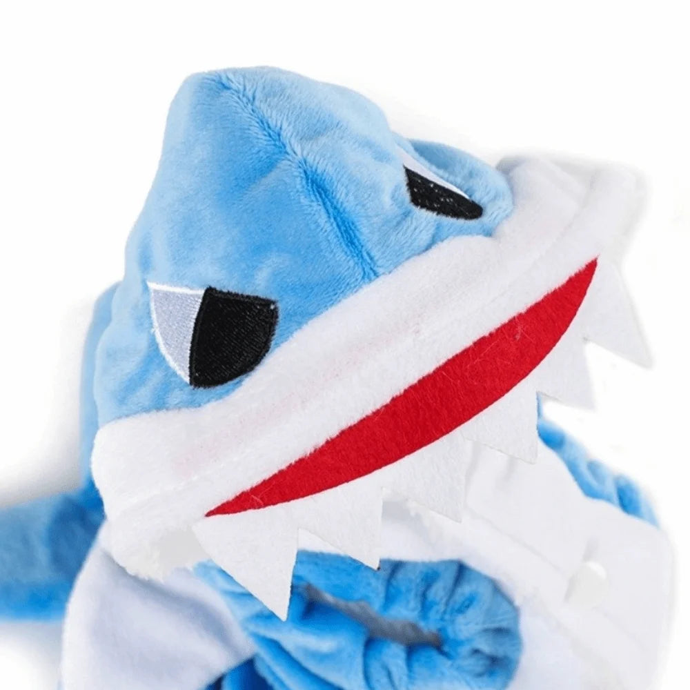 Costume cosplay de requin pour chien en polaire bleu avec accents blanc et rouge