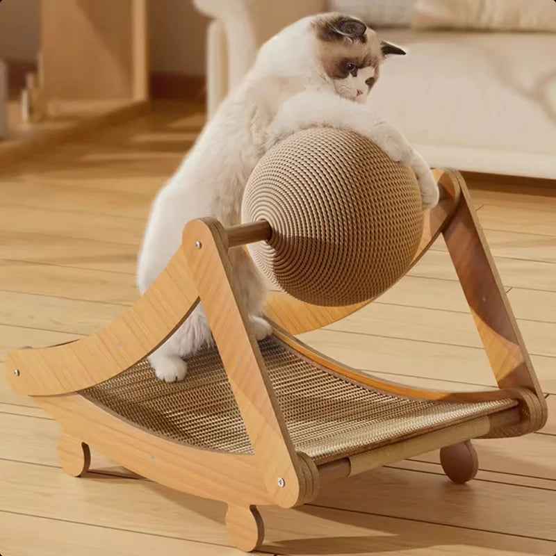 Eine weiße Katze sitzt auf einem natürlichen Holz-Kratzbaum mit einer runden Spielkugel.