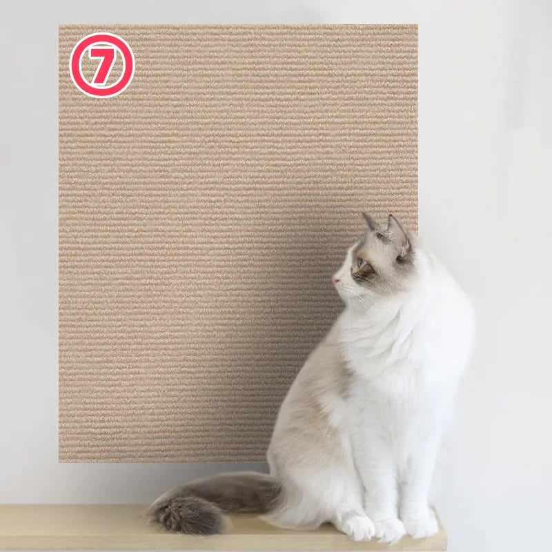 Eine weiße Katze sitzt auf einer beigen Anti-Rutsch-Matte mit einem roten Kreis als Warnung.