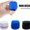 Une main tient un outil de nettoyage miniature bleu, avec des variations blanc, bleu et noir.