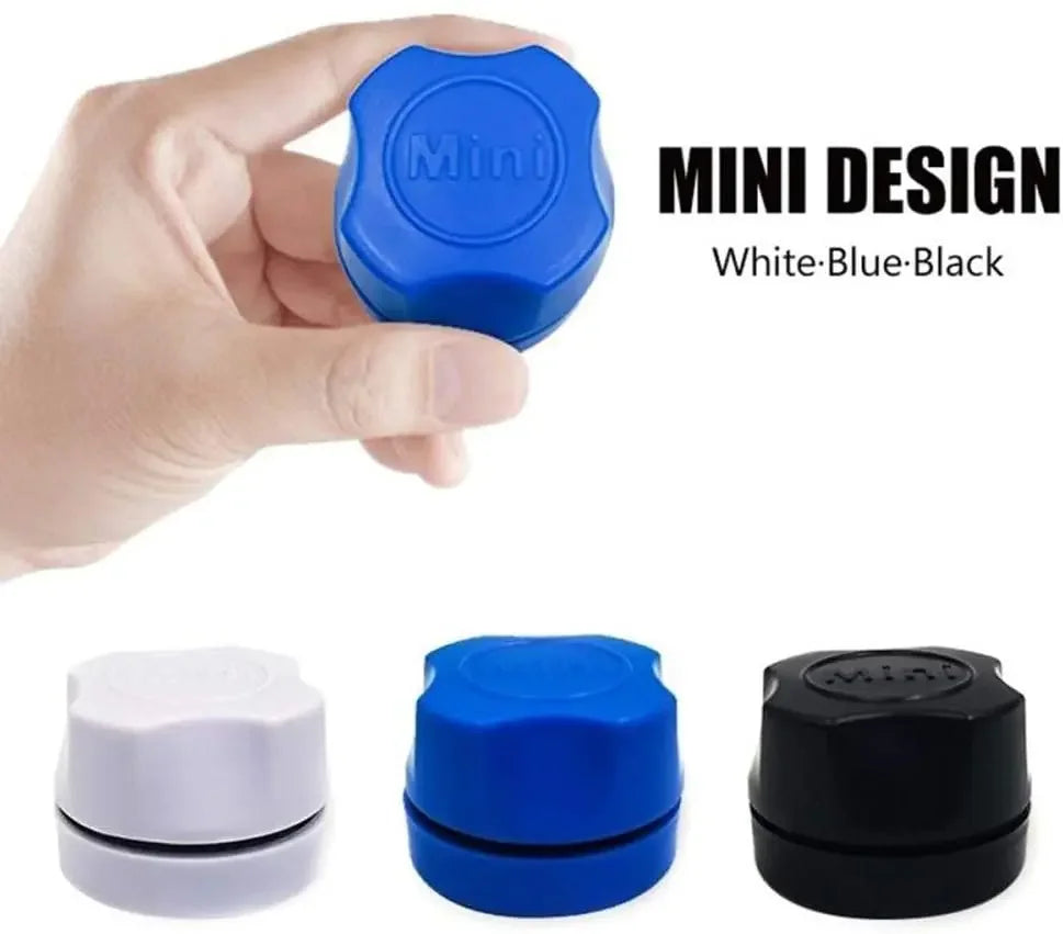Une main tient un outil de nettoyage miniature bleu, avec des variations blanc, bleu et noir.
