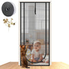 Una cortina mosquitera resistente para mascotas con panel de malla y marco negro, junto a un gato y un niño.