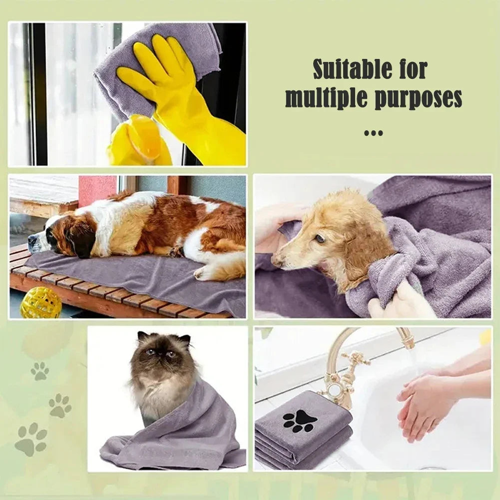 Collection de serviettes de bain pour animaux violettes et gants jaunes utilisés pour chiens et chats.