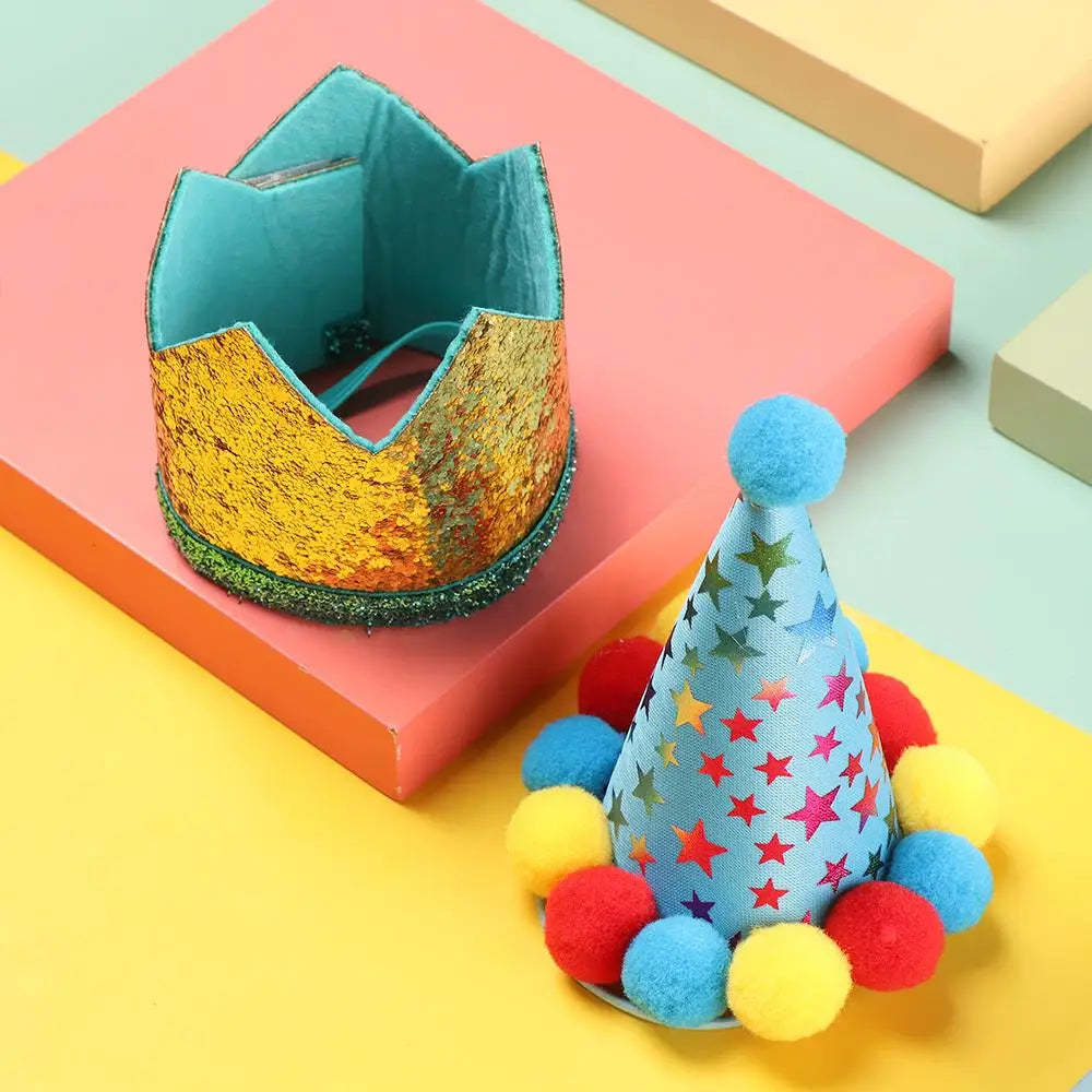 Buntes Set aus Pailletten-Party-Bandana und Kopfbedeckung mit blauen, gelben und roten Pompons.