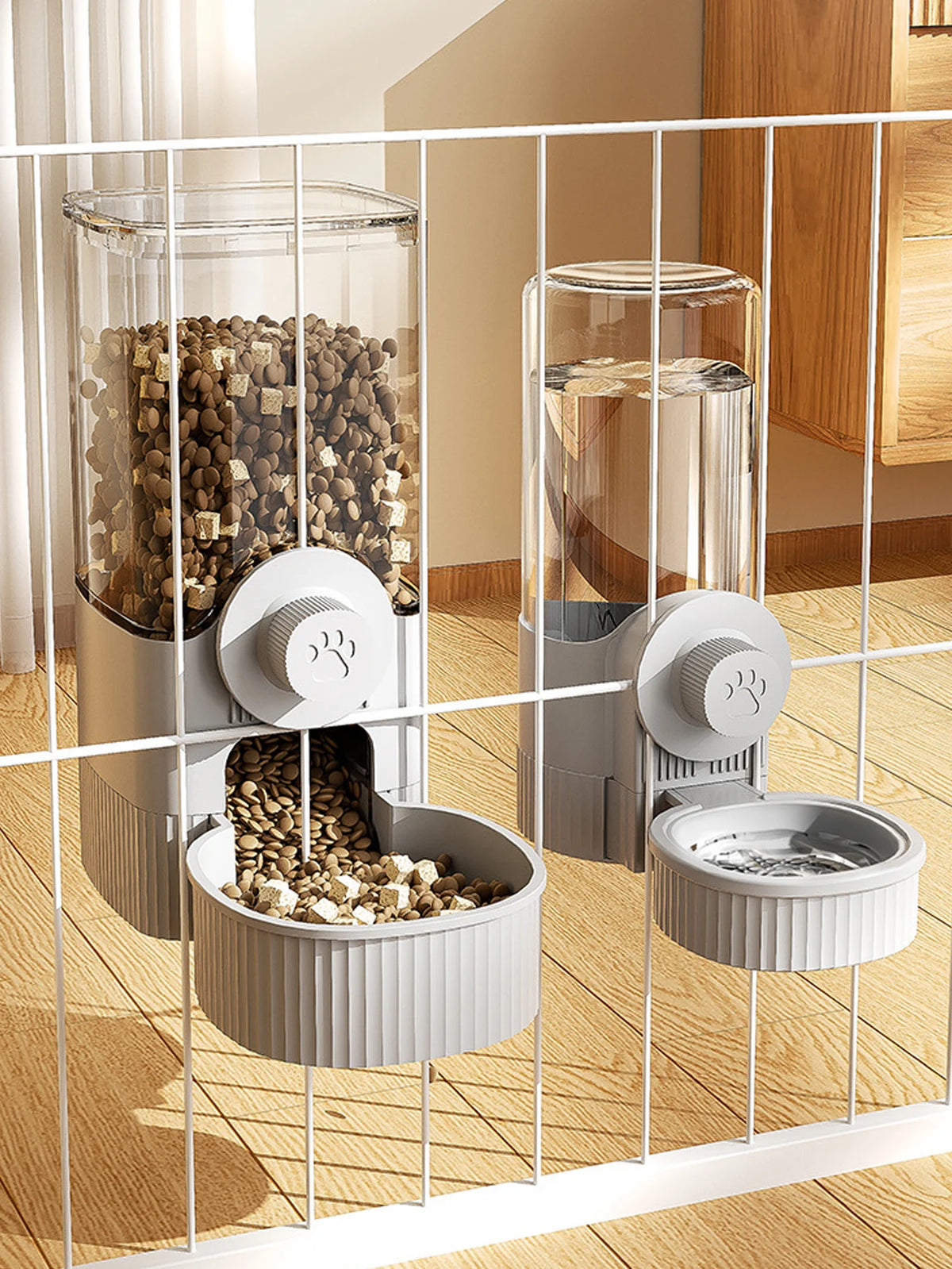 Bol de nourriture automatique pour animaux blanc avec contenant transparent rempli de croquettes, placé dans une cage en fil 