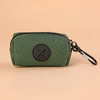 Pochette à fermeture éclair vert olive foncé avec emblème croix noire et clip métallique.